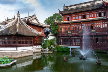 Obraz premium Water fountain and beautiful, traditional red buildings in Yuyuan Old Street in Shanghai, China