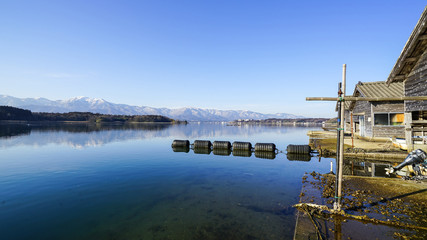 Fototapeta na wymiar 新潟県最大の大きさを誇る加茂湖の牡蠣小屋