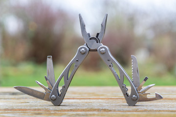 Multitool, Klappmesser und Taschenmesser sind die ideale Ausrüstung oder Equipment für Camping,...