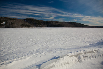 Fototapeta na wymiar Lac gelé au Canada en décembre