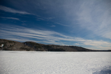 Fototapeta na wymiar Lac gelé au Canada en décembre