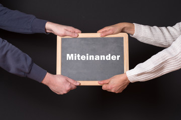 Ehepaar mit einer Tafel Miteinander