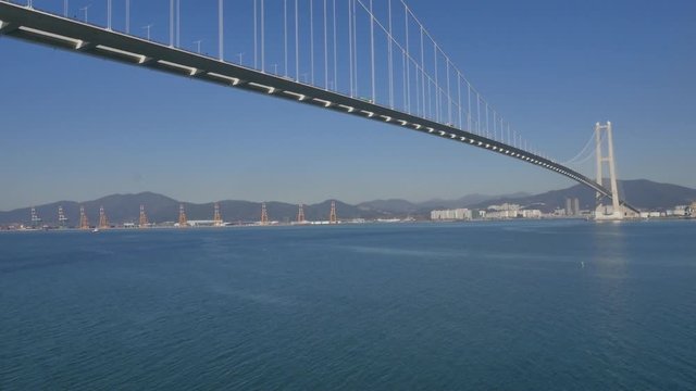 큰 다리 위의 교통의 흐름