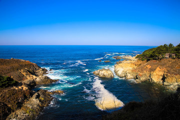 Fototapeta na wymiar Felsige Küste entlang des Pazifischen Ozeans in der Nähe von Monterey