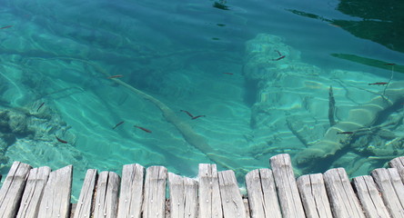 Molo in riva al lago - acqua cristallina e trasparente