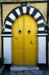 Tunisie. Tunis. Porte jaune traditionnelle dans ma vieille ville. Yellow door in my old town