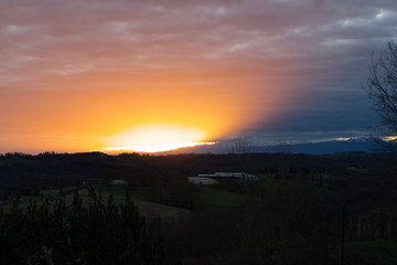 Magnifique et extraordinaire lever de soleil fin décembre dans le sud ouest de la France avec les Pyrénées en toile de fond