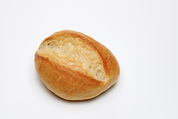 Ein frisches Braun gebranntes Brötchen auf weißen isolierten Hintergrund