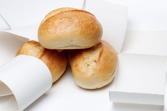 Belegpflicht ab 2020 auch beim B&auml;cker, Kassenbon, Bonpflicht, Weizenbr&ouml;tchen mit leeren Kassenbelegen, copyspace, neues Gesetz