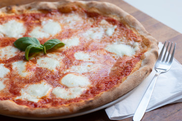 pizza margherita con forchetta