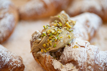 broches al pistacchio