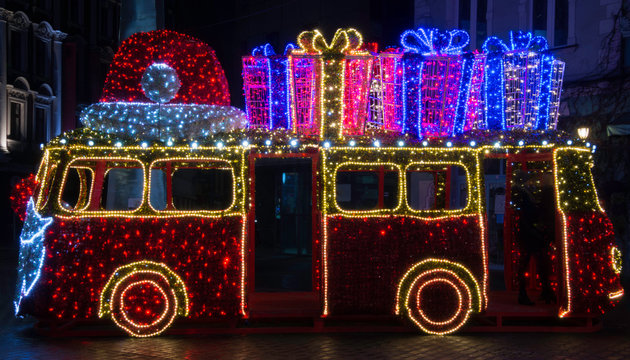 autobus czerwony z prezentami na dachu oświetlenie
