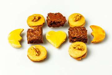 Frischgebackene Bunte Keksmischung auf weißem Hintergrund