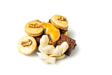 Frischgebackene Keksmischung auf weißem Hintergrund