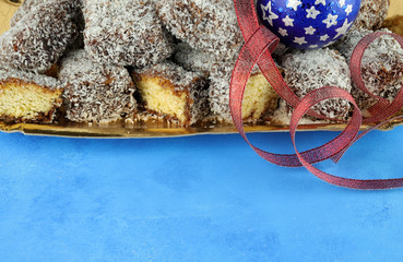 Dolce tradizionale australiano. Lamingtons australiani con cioccolato e noce di cocco.  Sfondo di Natale.