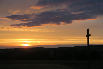 Abendstimmung mit Kreuz