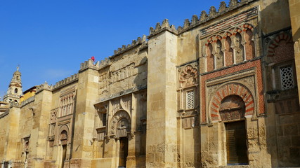 interessant verzierte Außenfassade der Mezquita in Cordoba