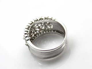 Ring mit Diamanten Blumen aus Silber Rückansicht