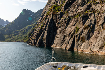 Fototapeta premium Fahrt im Trollfjord mit dem Postschiff der Hurtigruten, der MS Polarlys