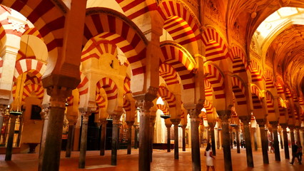 malerische Säulen und maurische Bögen im Innern der Mezquita in Cordoba in Andalusien
