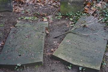 Umgestürzte Grabsteine auf dem Jüdischen Friedhof in der Schönhauser Allee (Berlin)