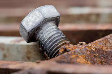 Schraube im rostigen Gitter