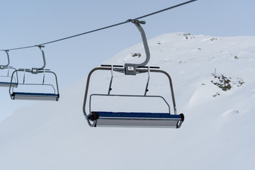 Sessellift mit blauem Himmel. Skigebiet Hochzillertal, Tirol, Österreich.