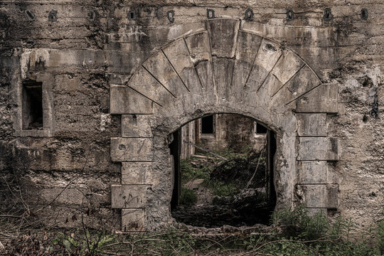Lost Place - Durchgang zu einer Ruine einer ehemaligen Befestigung aus dem 1. Weltkrieg in Südtirol