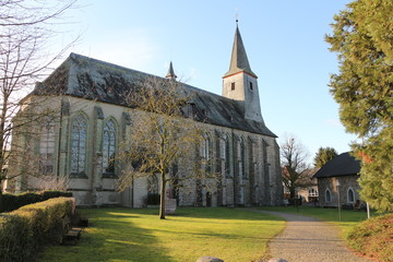 Blick auf die Klosterkirche von Kloster Oelinghausen im Sauerland