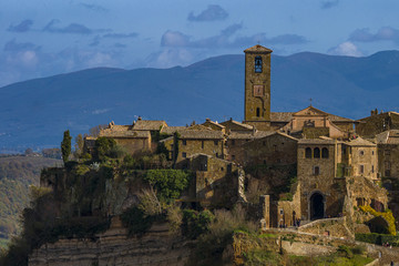 Fototapeta na wymiar Civita di Bagnoregio, región del Lazio, es un asentamiento que data de la Edad Media y de origenes etruscos, y que hoy cuenta con 10 habitantes. Se la llama 