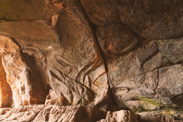 Stark verwitterte Sandsteinformationen, gerundet mit rötlichen und grauen Tönen, Sächsische Schweiz