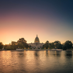 Obraz premium The Capitol of the United States with the capitol reflecting pool in morning light.