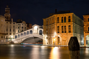 Fototapeta na wymiar night view rialto bridge venice italy