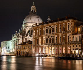Obraz premium night view of venice italy to Basilica di Santa Maria della Salute