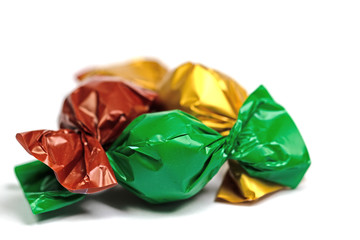 Bonbons in bunter Folie verpackt vor weißem Hintergrund