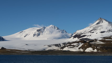 Schneebedeckte Berge in Südgeorgien - Kreuzfahrt Antarktis
