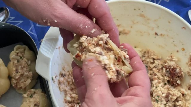 Pandino, Italia, 25 dicembre 2019, preparazione di pasta ripiena con ricotta e pomodori secchi per il pranzo di Natale, piatto tipico dell'Italia centrale e meridionale