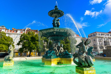 Springbrunnen am Pra&ccedil;a de D. Pedro IV - Lissabon