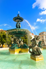 Fototapeta na wymiar Springbrunnen am Praça de D. Pedro IV - Lissabon