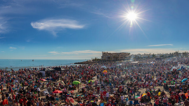 It is the local festival, a tradition. On December 25th, more than 10,000 people meet at La Zenia beach near the southern Spanish city of Torrevieja. They celebrate Christmas on the beach.
