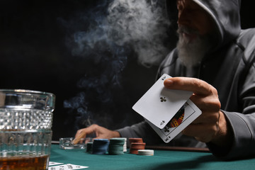 Male cardsharper playing in casino - obrazy, fototapety, plakaty