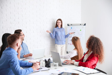 Obraz premium Colleagues discussing issue at business meeting in office