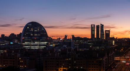 Obraz premium Atardecer en Madrid, España con la vista de su skyline con sus rascacielos más conocidos.