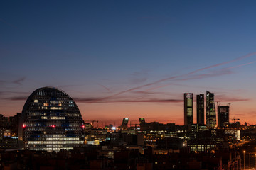 Atardecer en Madrid, España con la vista de su skyline con sus rascacielos más conocidos.