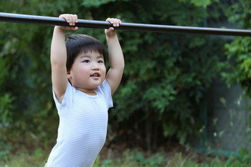 Fototapeta premium 鉄棒の練習をする男の子