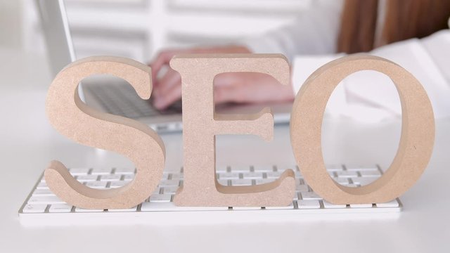 コンピューターにキーワードを入力する女性