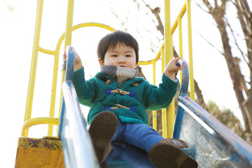遊ぶ男の子