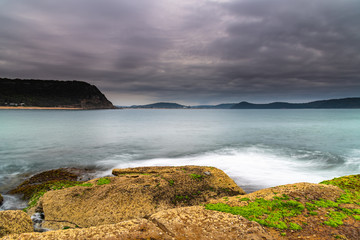 Obraz premium Cloud Cover rolling in for Sunrise over the Sea