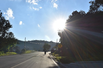 MOTO SOBRE CARRETERA