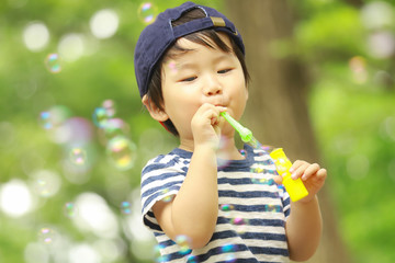 シャボン玉で遊ぶ男の子